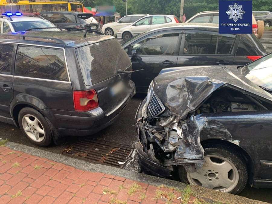 В Киеве водитель Mercedes разбил пять автомобилей, убегая от полиции