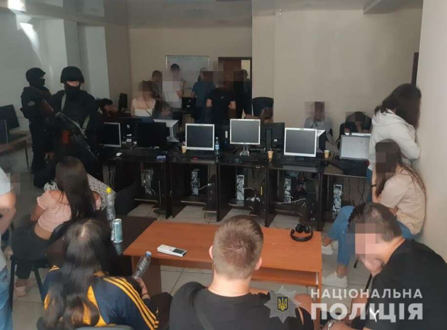 На Днепропетровщине "накрыли" колл-центр мошенников: где работали несовершеннолетние