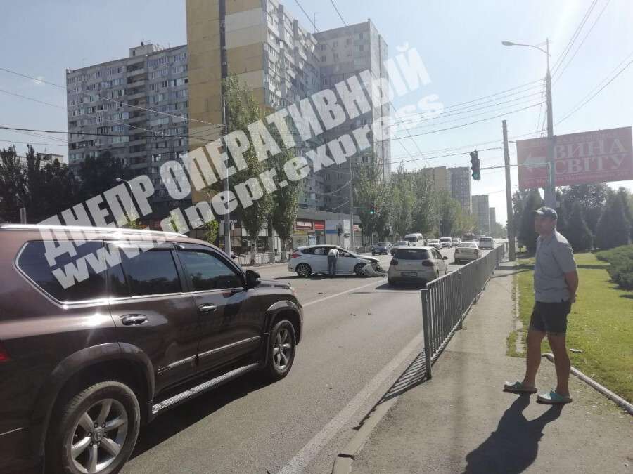 В Днепре на Маршала Малиновского столкнулись Ford и Hyundai, видео момента ДТП. Новости Днепра