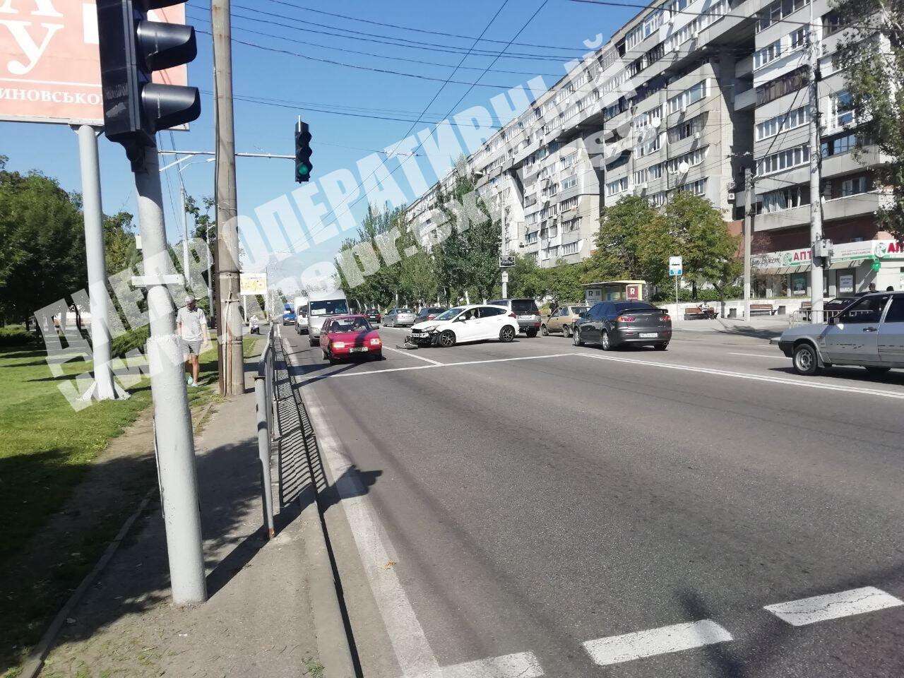 В Днепре на улице Маршала Малиновского произошла авария с участием двух легковых автомобилей: Ford и Hyundai Coupe, Видео момента ДТП. Новости Днепра