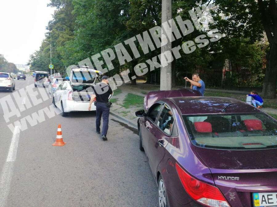 В Днепре на пр. Ивана Мазепы Hyundai влетел в столб, фото. Новости Днепра