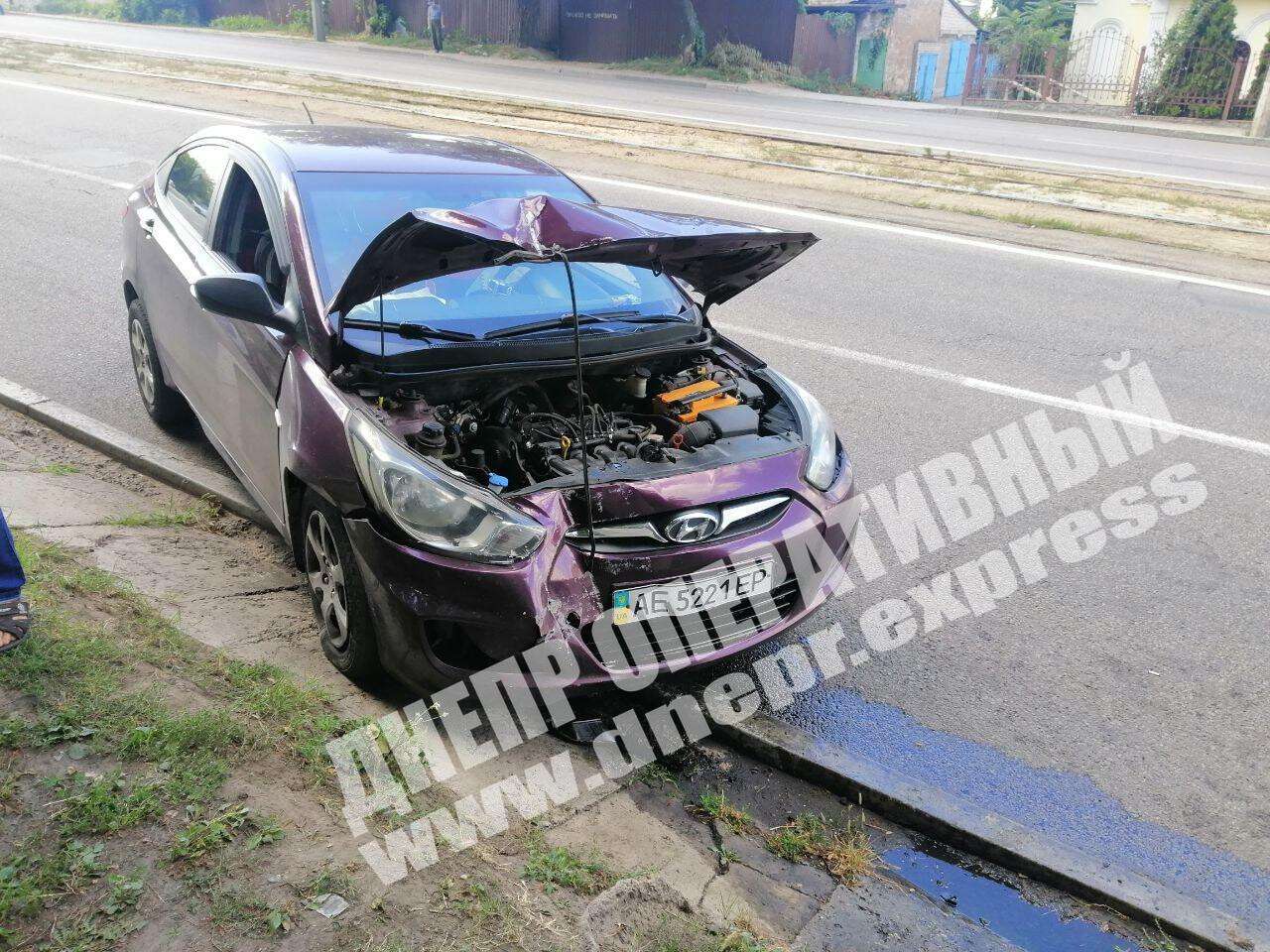 В Днепре на проспекте Ивана Мазепы легковой автомобиль Hyundai Accent врезался в столб. Новости Днепра