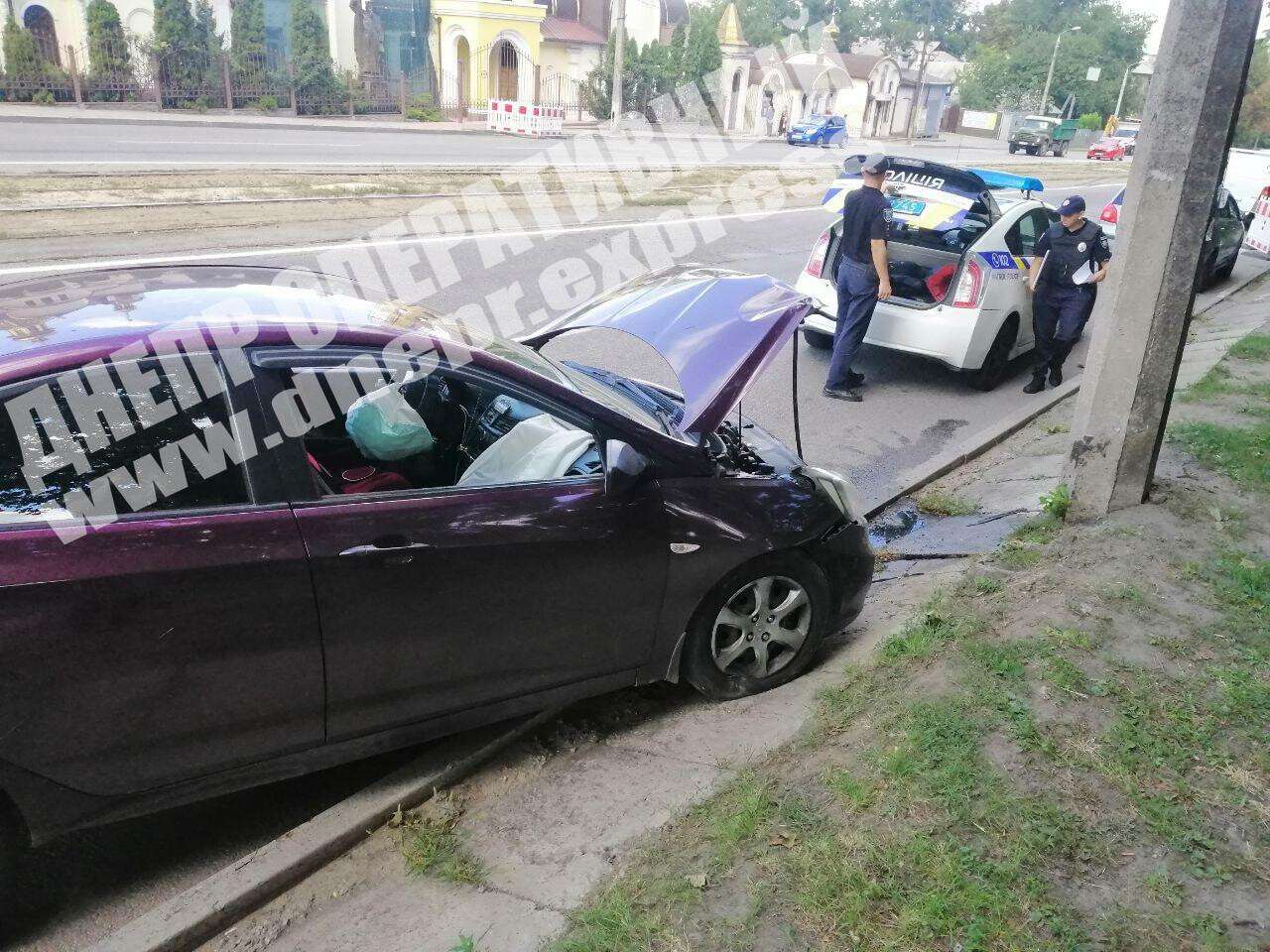 В Днепре на проспекте Ивана Мазепы легковой автомобиль Hyundai Accent врезался в столб. Новости Днепра
