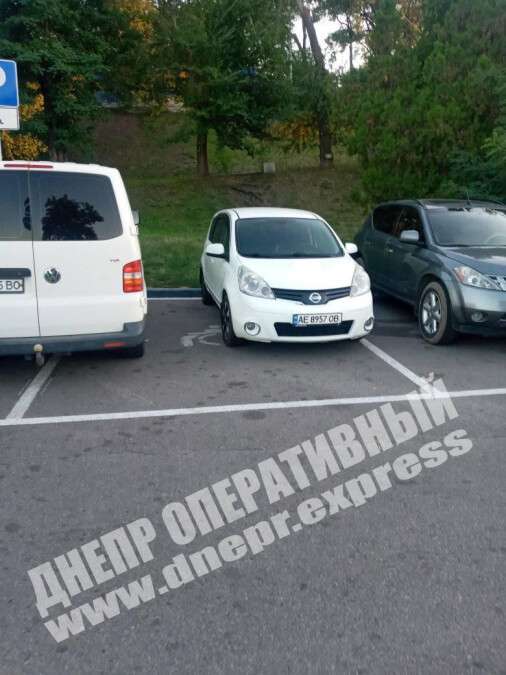 В Днепре парочка и припарковала Nissan на месте для людей с инвалидностью, фото. Новости Днепра