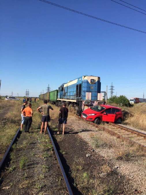 Под Днепром поезд протаранил Ford и протащил еще 50 метров. Новости Днепра