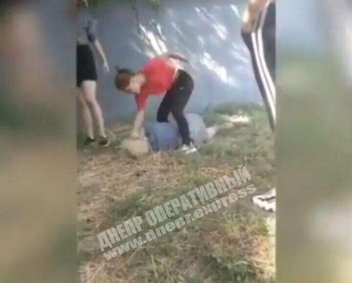 На Днепропетровщине школьницы избили девочку и выложили видео в Instagram