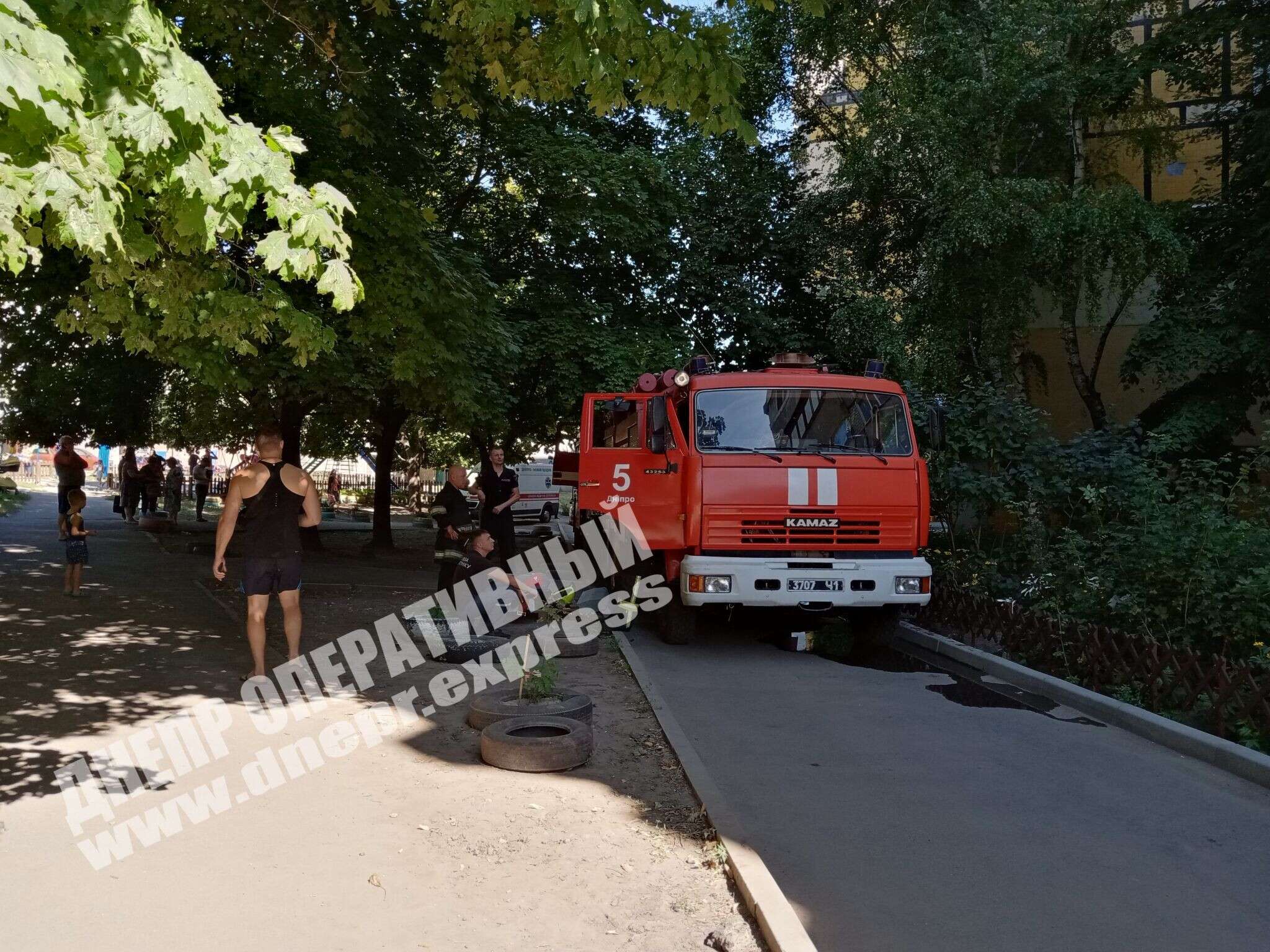 В Днепре на улице Надежды Алексеенко сегодня, 31 августа, на балконе в многоэтажке произошел пожар. В происшествии пострадала женщина, ее госпитализировали. Новости Днепра