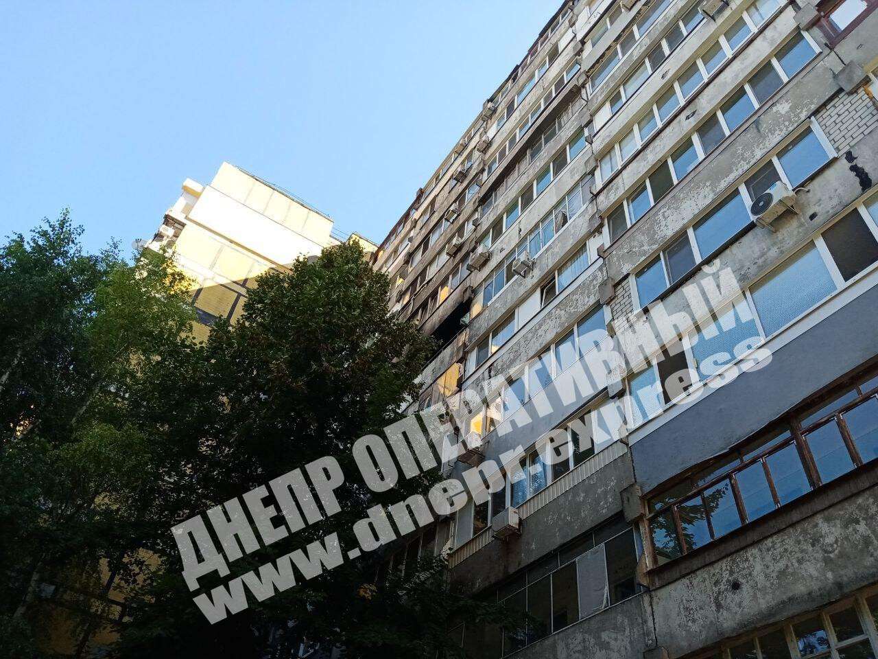 В Днепре на улице Надежды Алексеенко сегодня, 31 августа, на балконе в многоэтажке произошел пожар. В происшествии пострадала женщина, ее госпитализировали. Новости Днепра