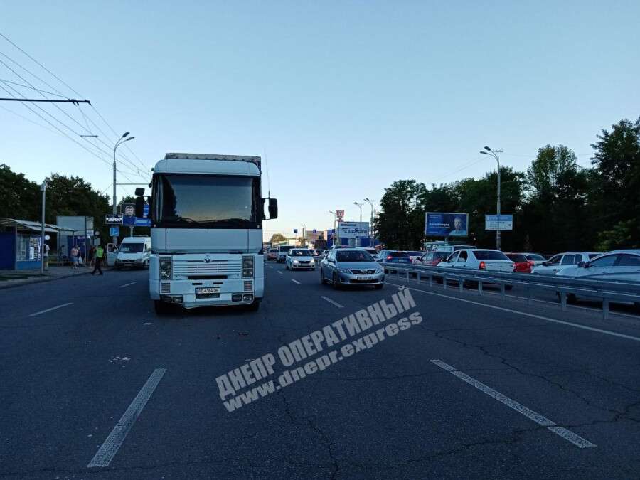 В Днепре на Запорожском шоссе произошло тройное ДТП с участием фуры и двух легковушек