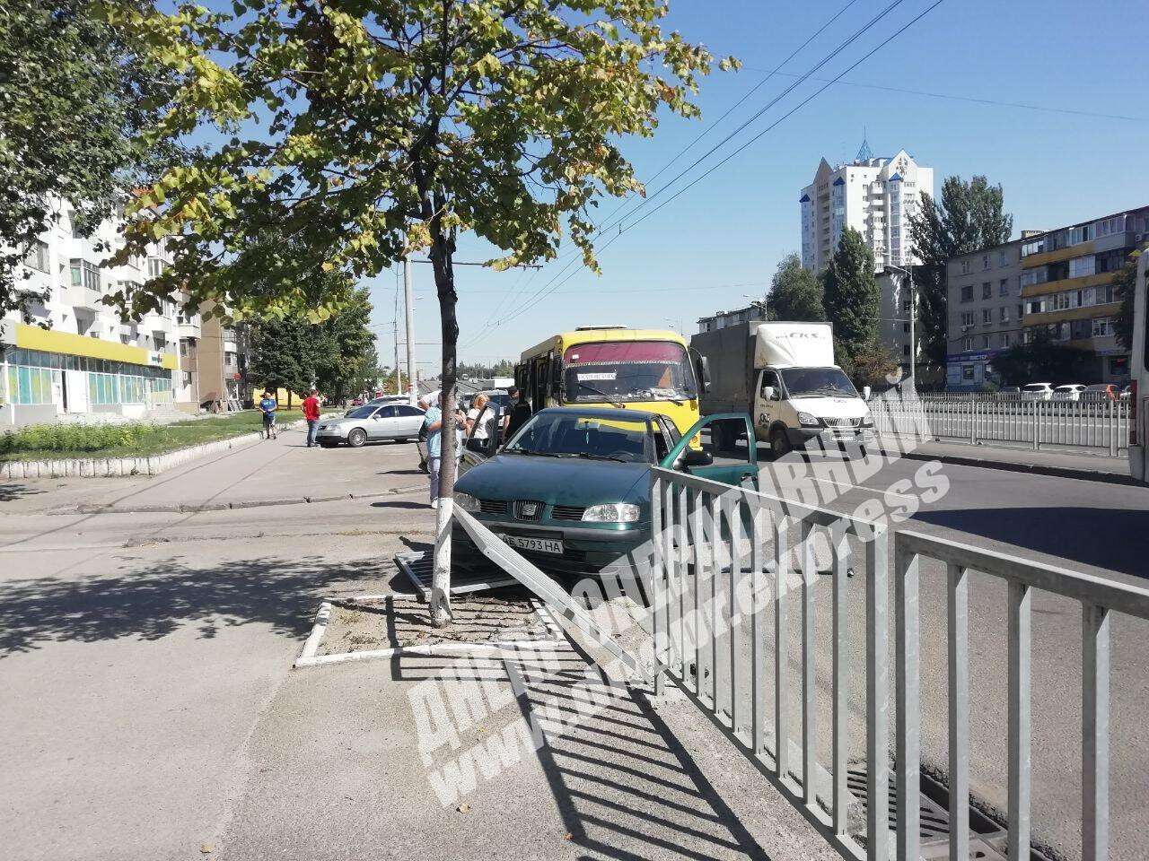 В Днепре на Слобожанском проспекте сегодня, 1 сентября, маршрутка №158 врезалась в автомобиль Seat. Новости Днепра