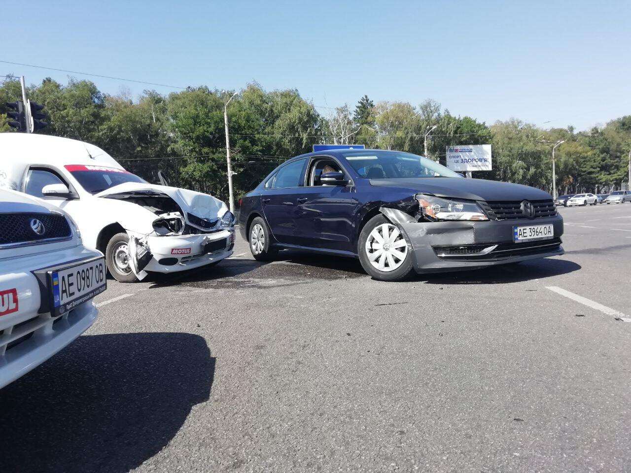 В Днепре на перекрестке проспекта Богдана Хмельницкого и Запорожского шоссе автомобиль Volkswagen врезался в Daewoo, появилось видео момента аварии. Новости Днепра