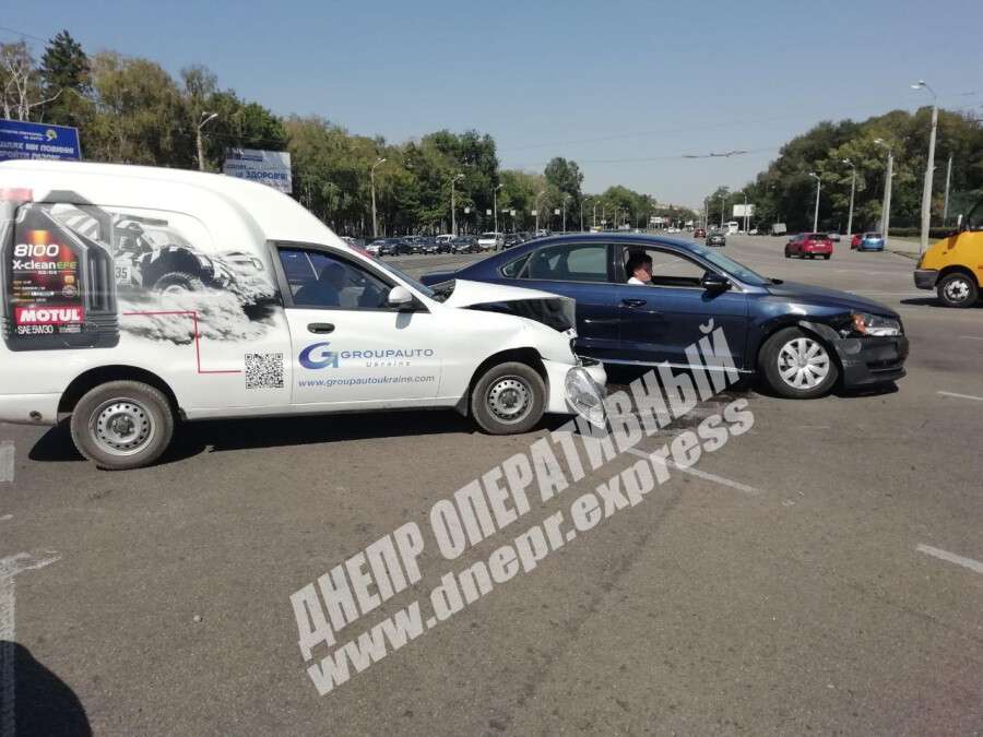В Днепре на проспекте Богдана Хмельницкого Volkswagen столкнулся с Daewoo, видео момента ДТП. Новости Днепра