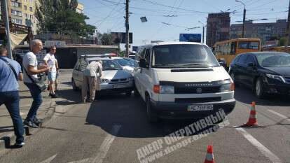 В Днепре на Березинской SEAT врезался в микроавтобус