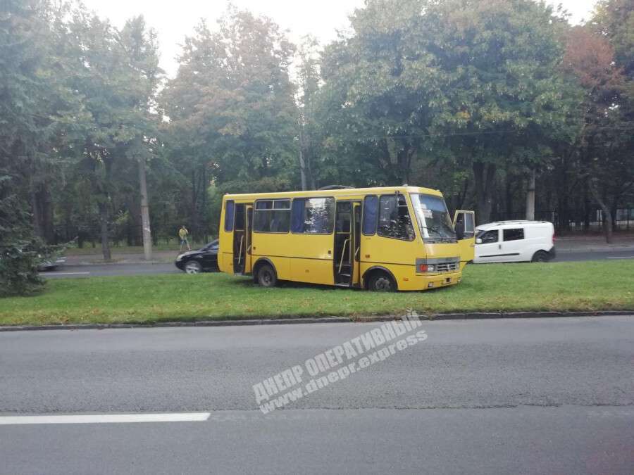 В Днепре на проспекте Гагарина маршрутка объезжала ДТП по газону и застряла
