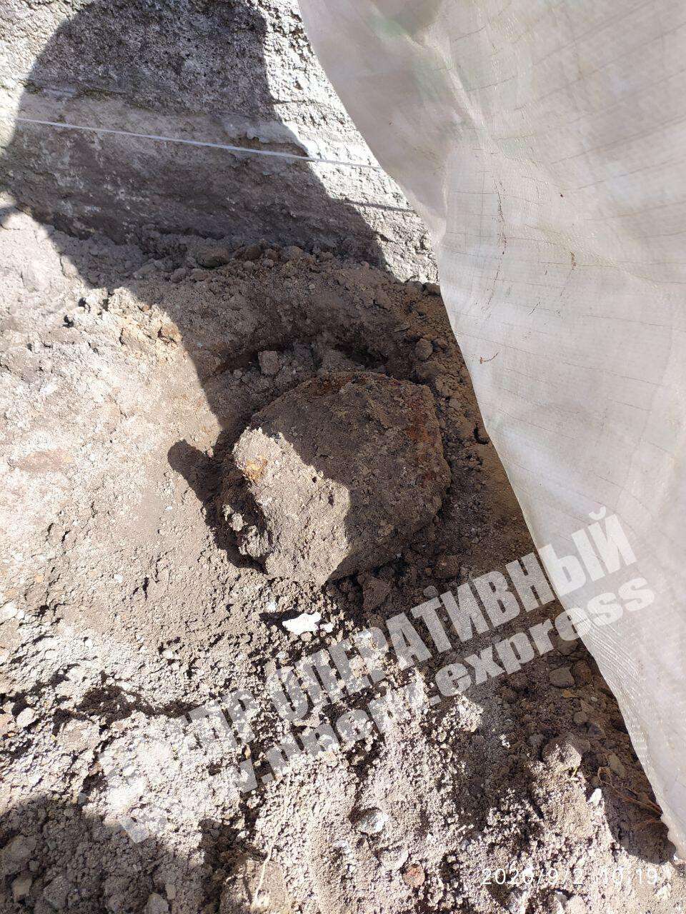 В Днепре на улице Леся Танюка в частном доме строители рыли яму для укладки фундамента и нашли гранату. Новости Днепра