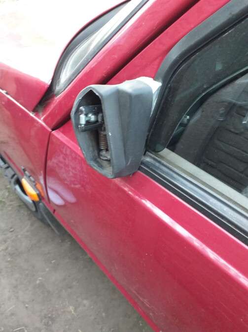 В Днепре вырывают водительские наружные зеркала: фото
