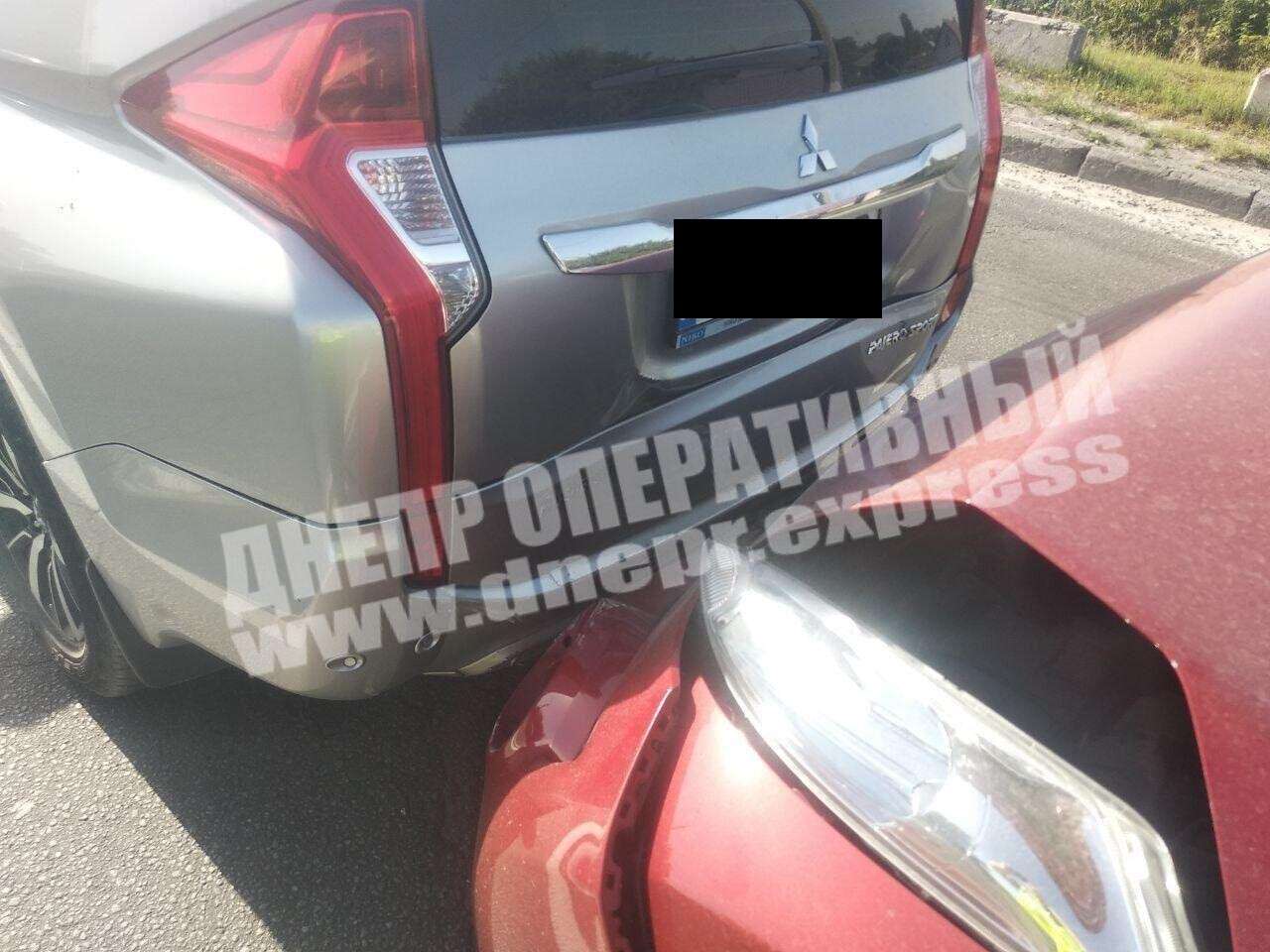 В Днепре на улице Янтарная Nissan врезался в Mitsubishi: фото