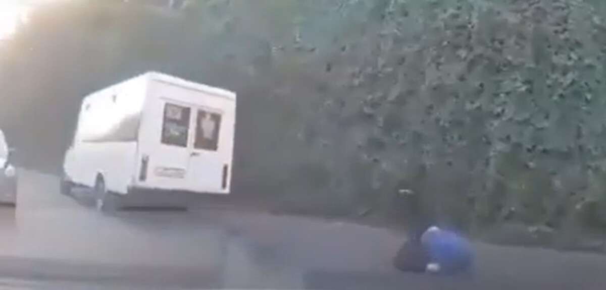 В Днепре парень выпал из маршрутки на ходу: видео