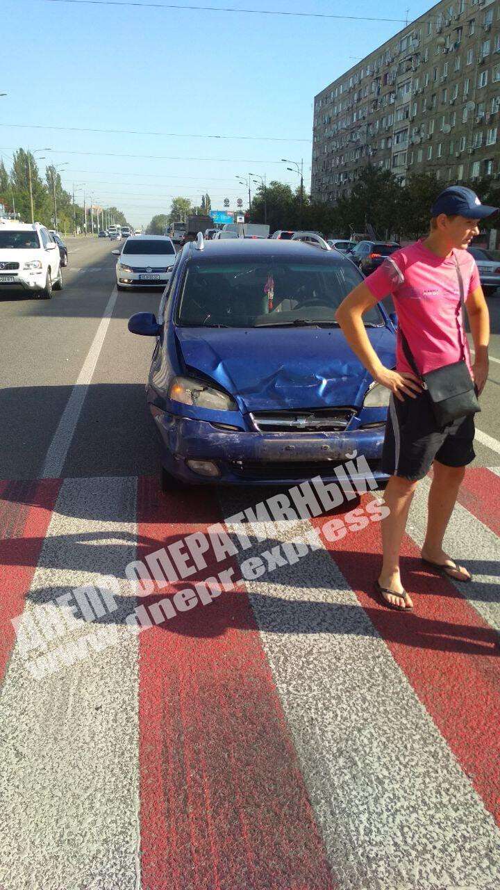 В Днепре на проспекте Слобожанский сегодня, 2 сентября, автомобиль Chevrolet врезался в Peugeot. Видео момента ДТП. Новости Днепра