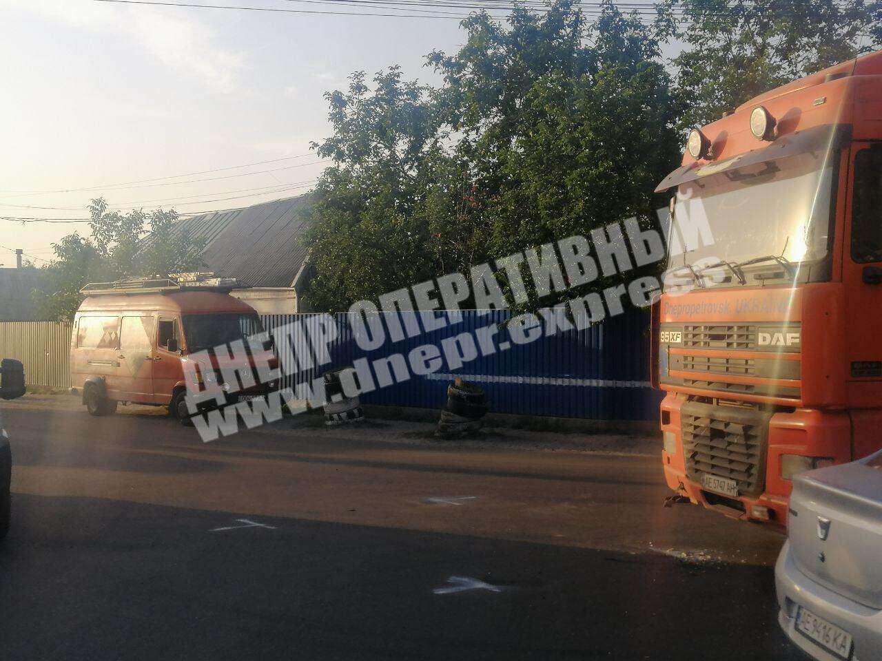 В Днепре столкнулись микроавтобус и грузовик: фото