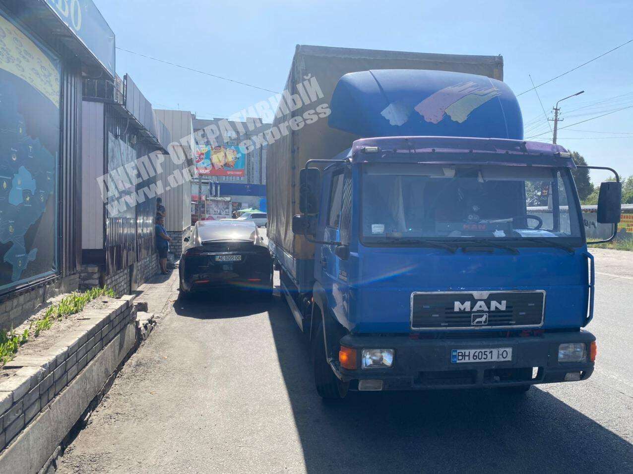 В Днепре на улице Шолохова грузовик "зацепил" Tesla: фото