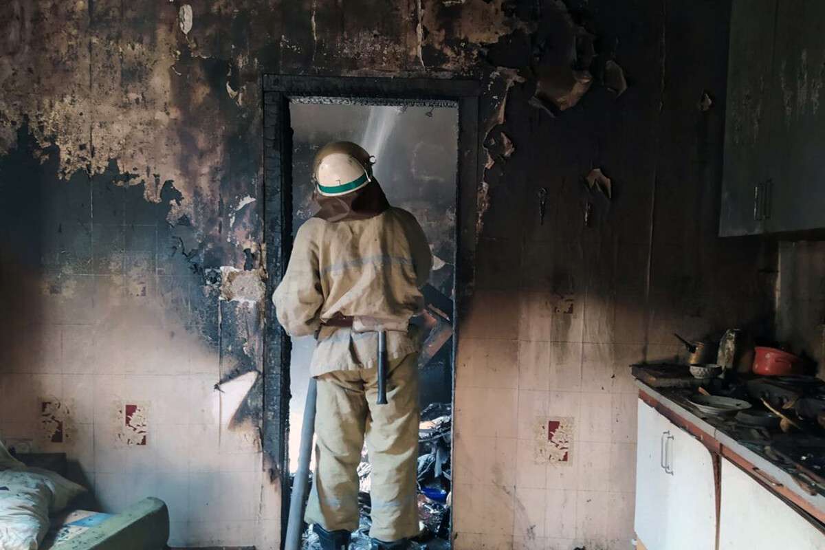 Под Днепром горел жилой дом: спасатели на руках вынесли пострадавшего мужчину (фото, видео)