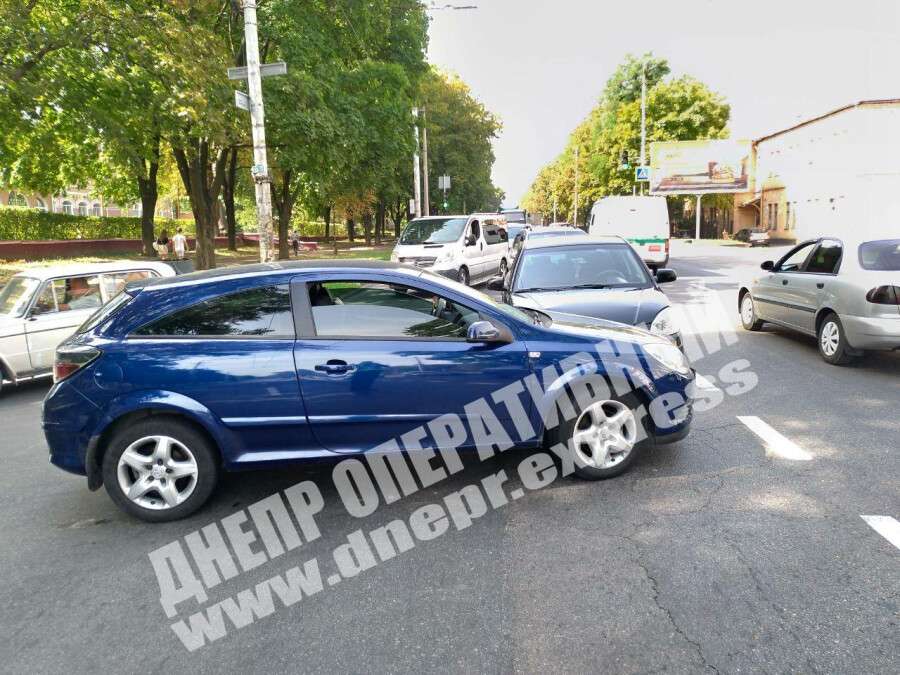 В Днепре на Сергея Нигояна столкнулись Opel и Kia, фото. Новости Днепра