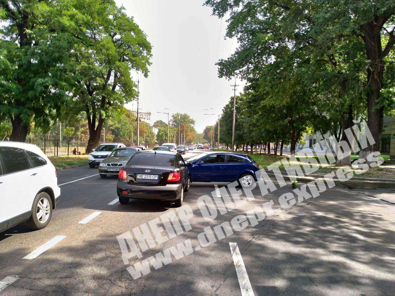 В Днепре на проспекте Сергея Нигояна сегодня, 3 сентября, произошло ДТП с участием двух иномарок: Opel Astra и Kia Rio. Новости Днепра