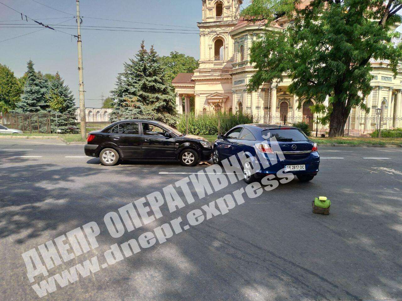 В Днепре на проспекте Сергея Нигояна сегодня, 3 сентября, произошло ДТП с участием двух иномарок: Opel Astra и Kia Rio. Новости Днепра