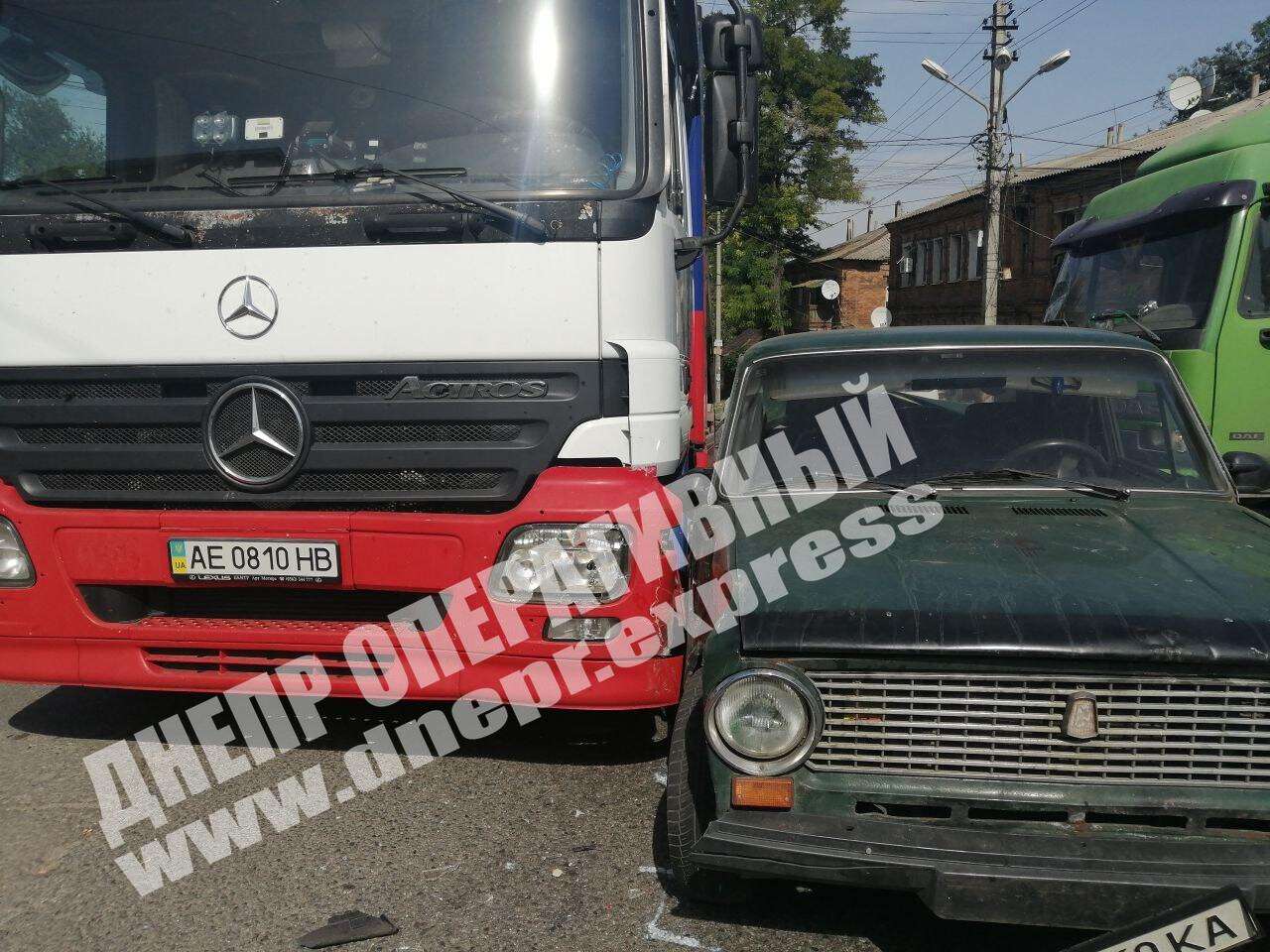 В Днепре на перекрестке улиц Орловская и Камчатская сегодня, 3 сентября, произошла авария с участием автомобиля ВАЗ и двух грузовиков: DAF и Mercedes-Benz. Новости Днепра