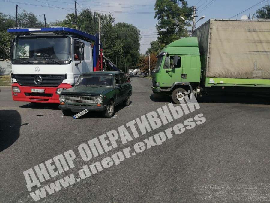 В Днепре на Орловской ВАЗ столкнулся с двумя грузовиками, подробности и фото. Новости Днепра