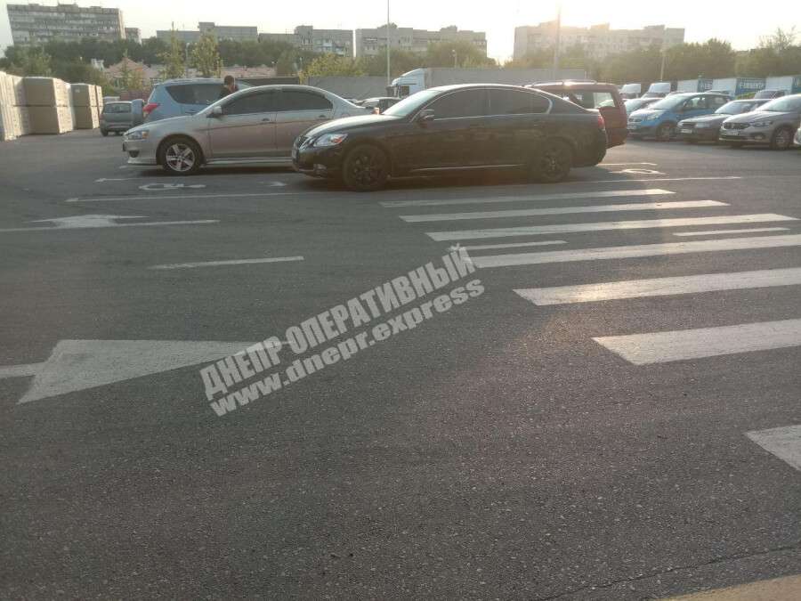 В Днепре возле ТЦ Эпицентр автохам на Lexus припарковался сразу на двух местах для людей с инвалидностью