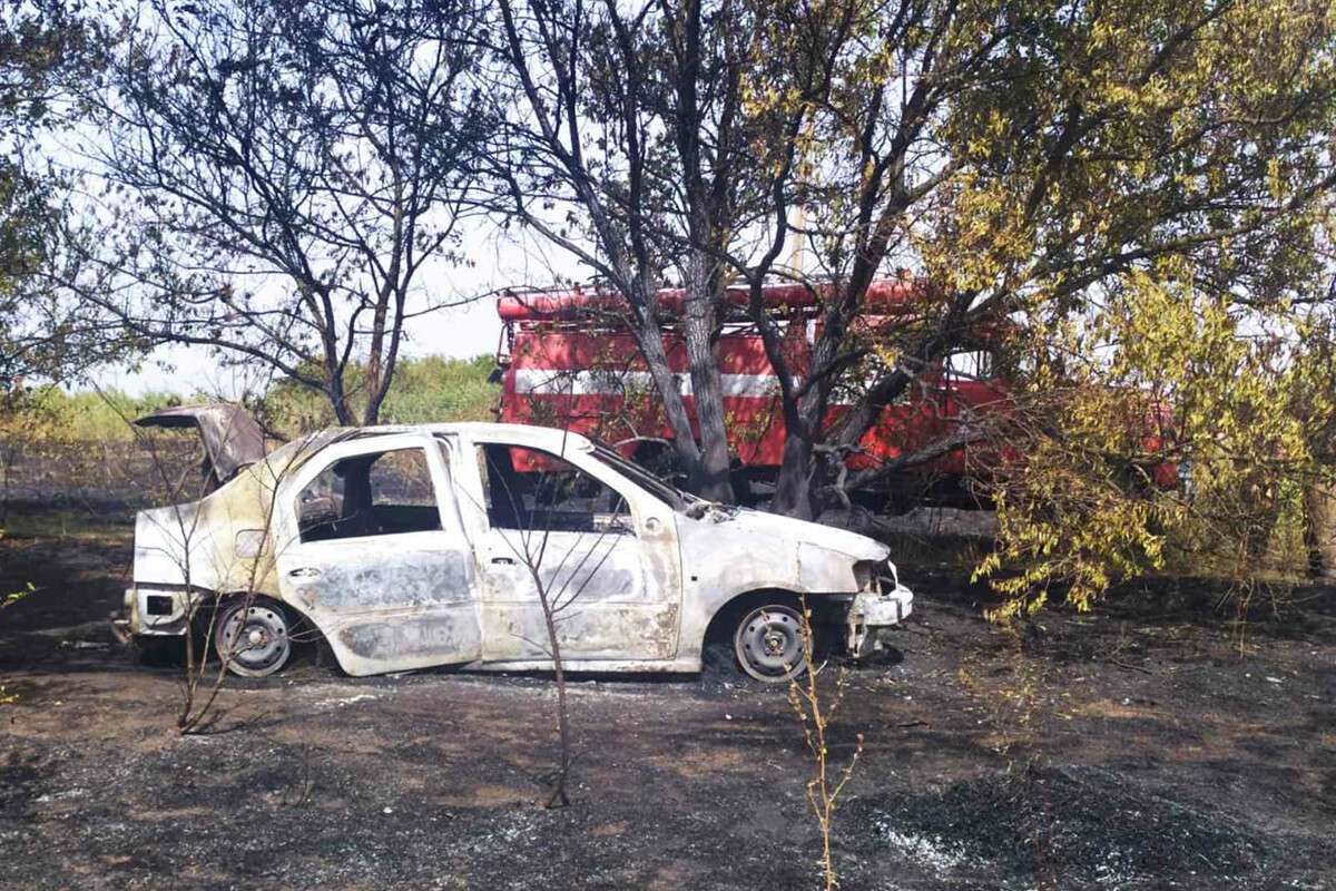 Под Днепром во время тушения сухой травы обнаружили горящий автомобиль и мертвого мужчину. Новости Днепра
