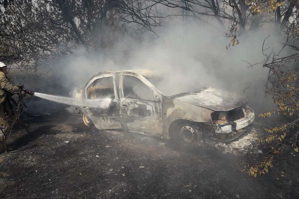 Под Днепром во время тушения сухой травы обнаружили горящий автомобиль и мертвого мужчину. Новости Днепра