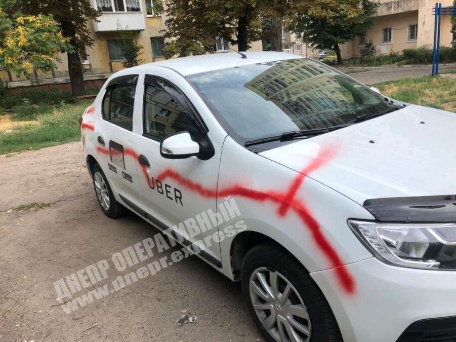 В Днепре на Янгеля неизвестный разрисовал автомобиль Renault: разыскиваются свидетели происшествия