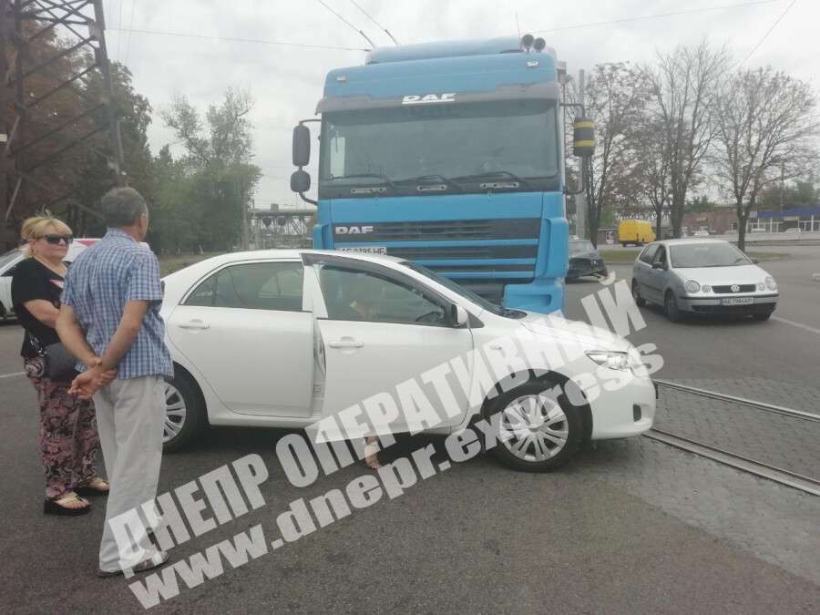 В Днепре на Сичеславской Набережной грузовик столкнулся с Toyota, видео. Новости Днепра