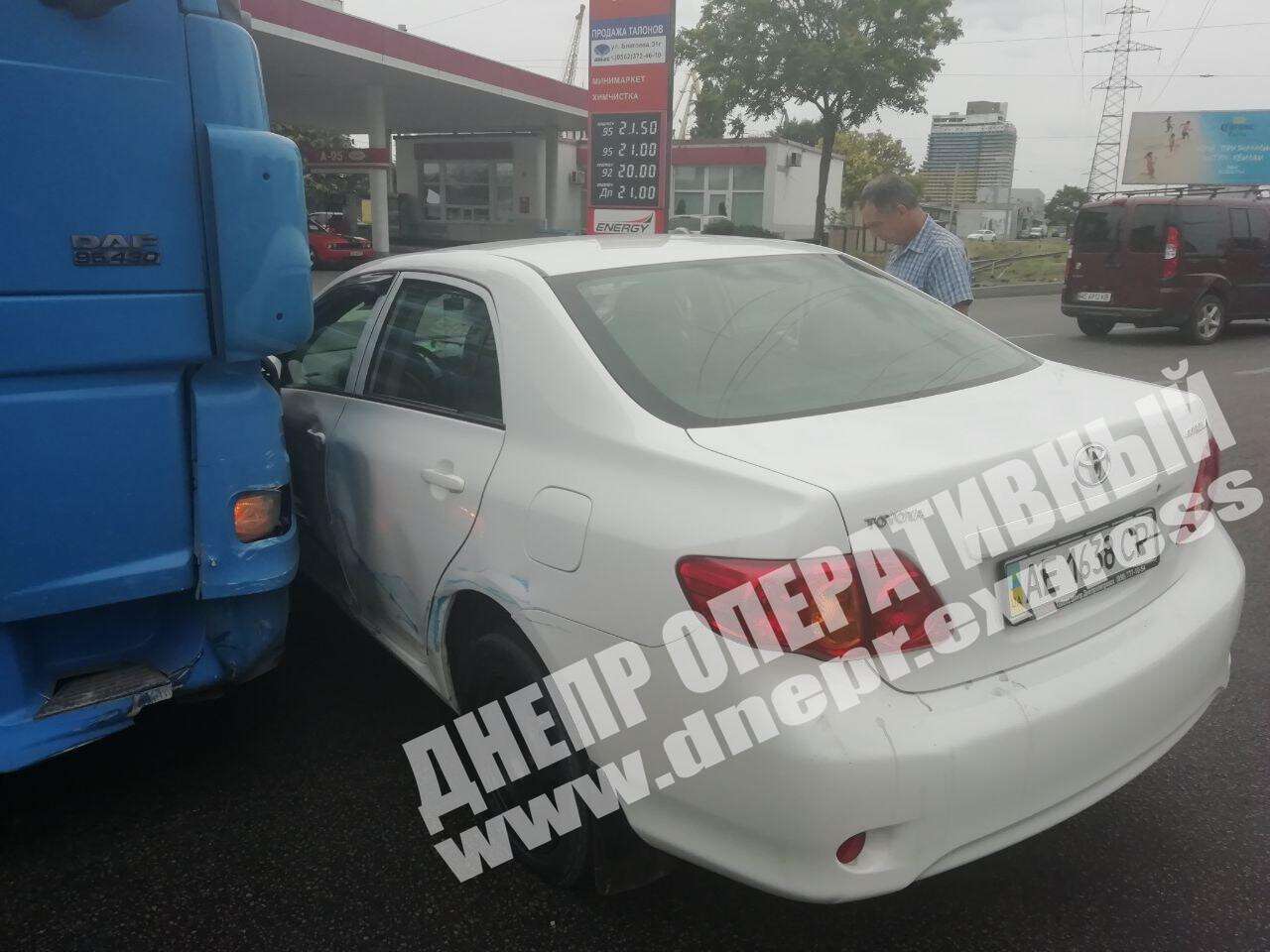 В Днепре на улице Сичеславская Набережая сегодня, 4 сентября, фура DAF врезалась в легковой автомобиль Toyota Corolla. Новости Днепра