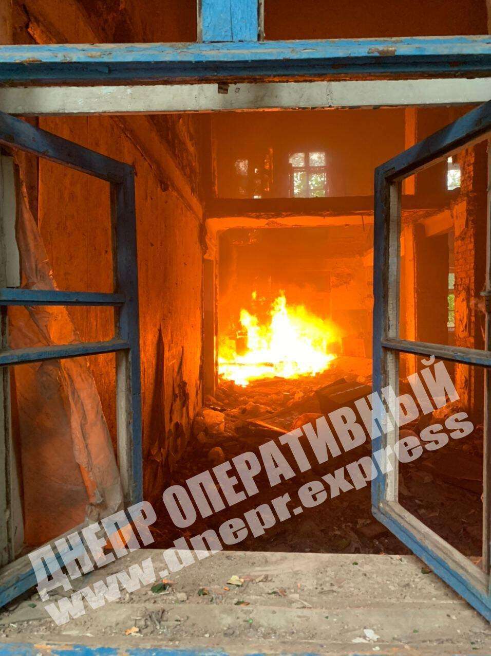 В Днепре на проспекте Богдана Хмельницкого сегодня, 4 августа, произошел пожар в доме, который находится в аварийном состоянии. Новости Днепра