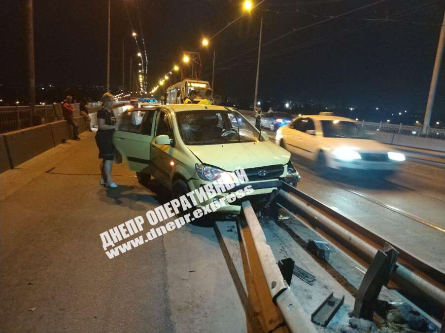 В Днепре на Амурском мосту Hyundai врезался в ограждение.jpg