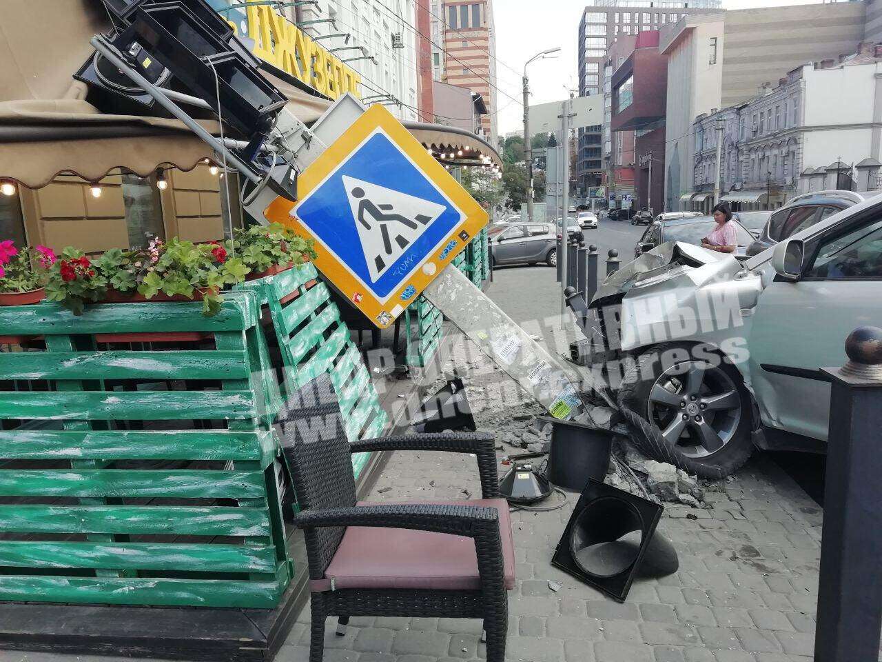 Столб отлетел на крышу ресторана: в Днепре произошло тройное ДТП с пострадавшими