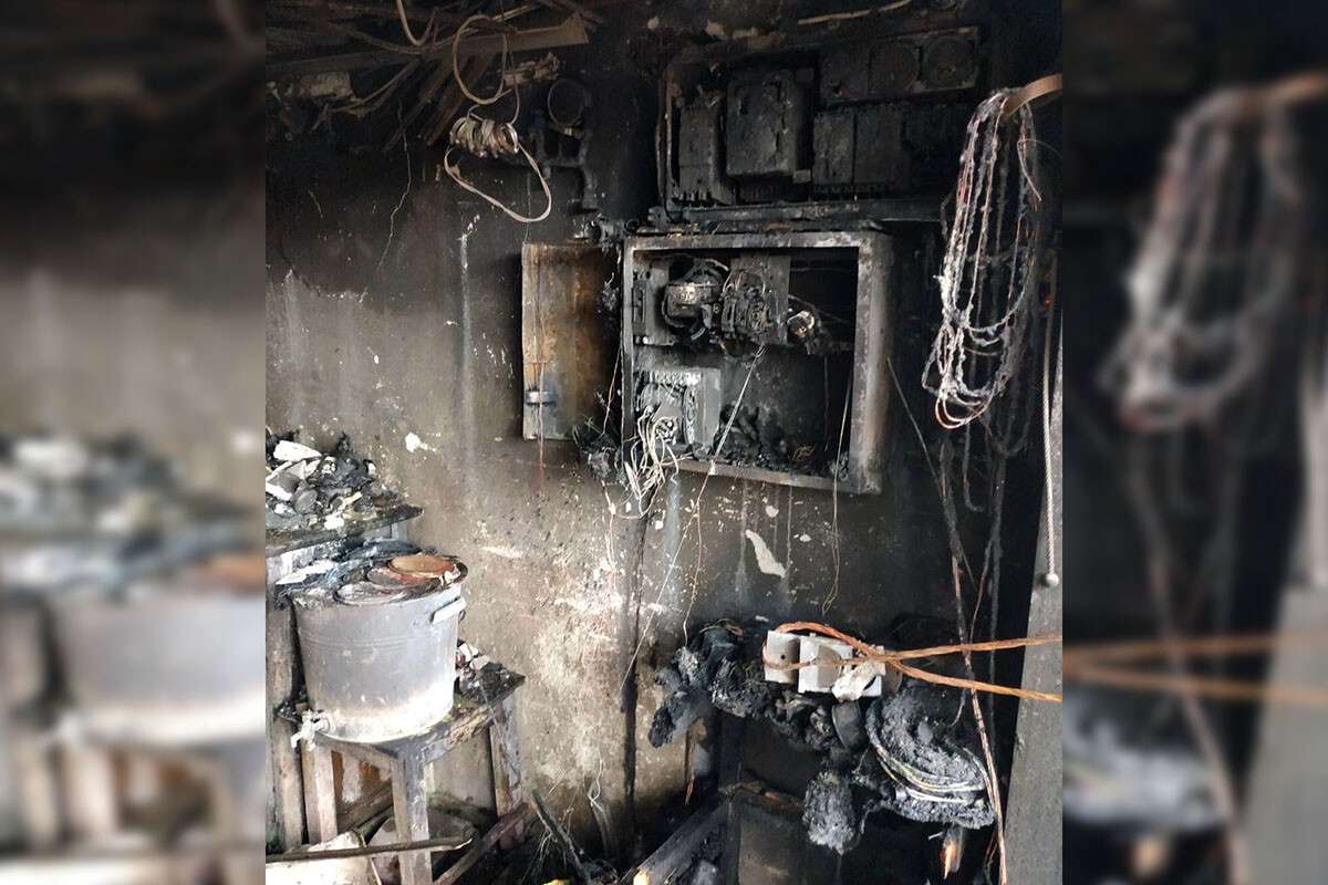 Под Днепром загорелись гаражи: огонь повредил две иномарки