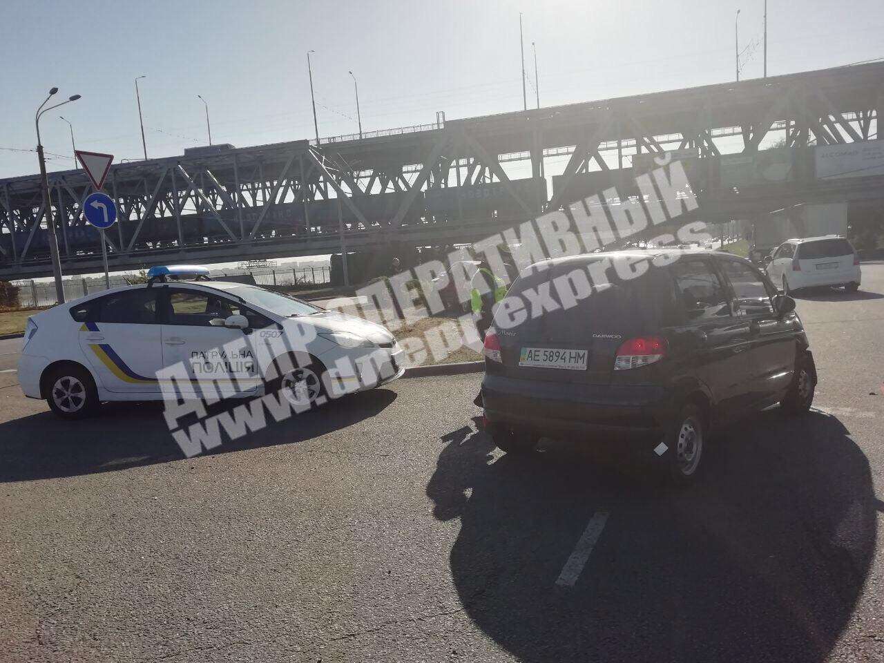 В Днепре возле Амурского моста Renault «влетел» в Daewoo: видео момента ДТП