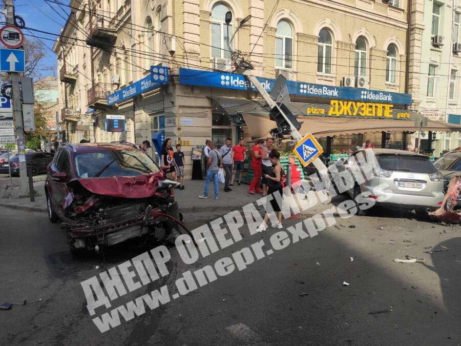 В центре Днепра произошло жесткое тройное ДТП с пострадавшими, видео момента аварии . Новости Днепра