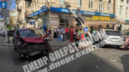 В центре Днепра произошло жесткое тройное ДТП с пострадавшими, видео момента аварии . Новости Днепра