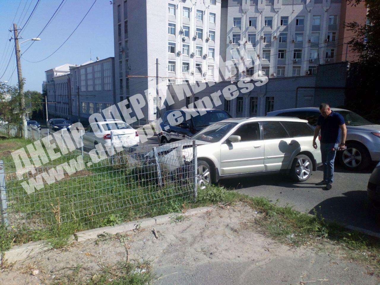 В Днепре на улице Короленко сегодня, 7 сентября, произошло ДТП с участием двух автомобилей: Subaru и Lexus. Новости Днепра