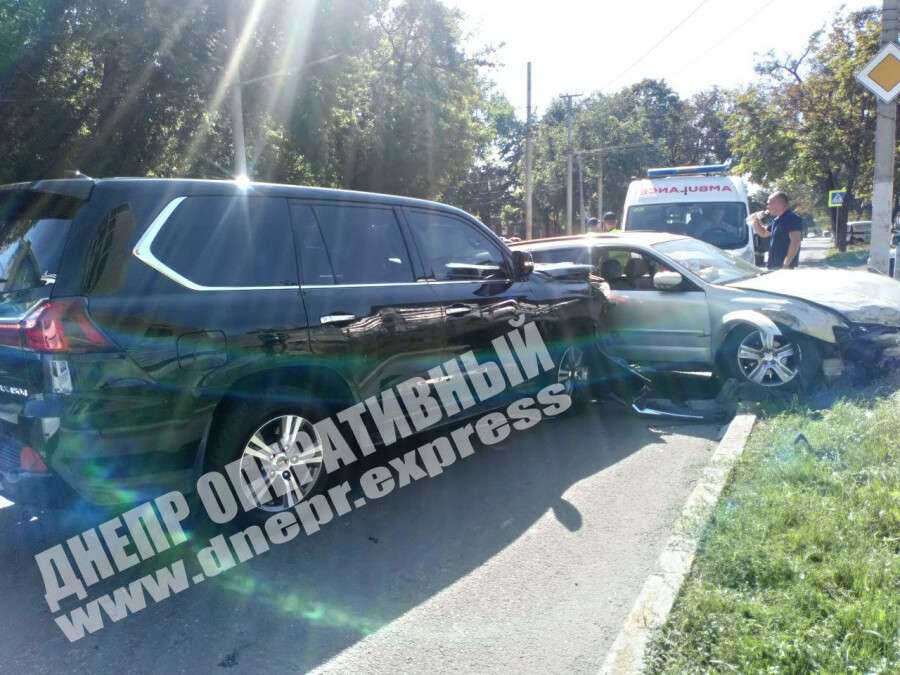 В Днепре на Короленко Subaru врезался в ограждение и столкнулся с Lexus: водителя забрала скорая. Видео. Ноовсти Днепра
