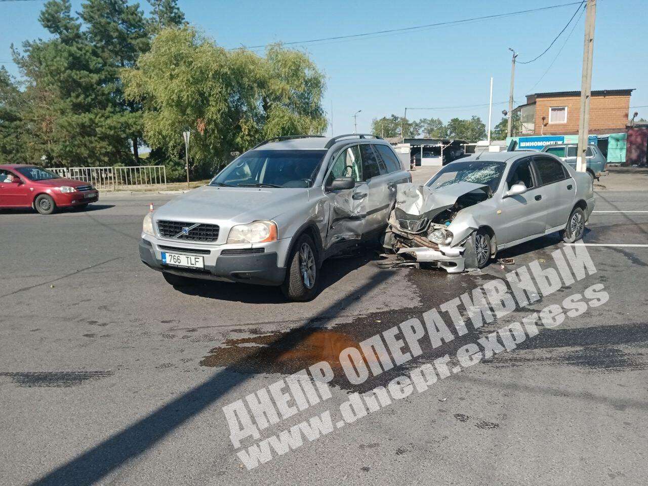 В Днепре на улице Набережной Победы автомобиль Daewoo врезался в Volvo. В результате аварии пострадал водитель Daewoo, его госпитализировали. Видео момента ДТП