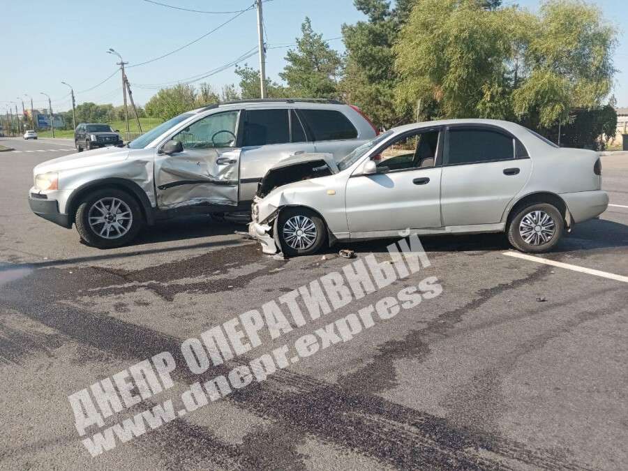 В Днепре на Набережной Победы Daewoo врезался в Volvo: мужчину госпитализировали.Видео момента ДТП. Новости Днепра