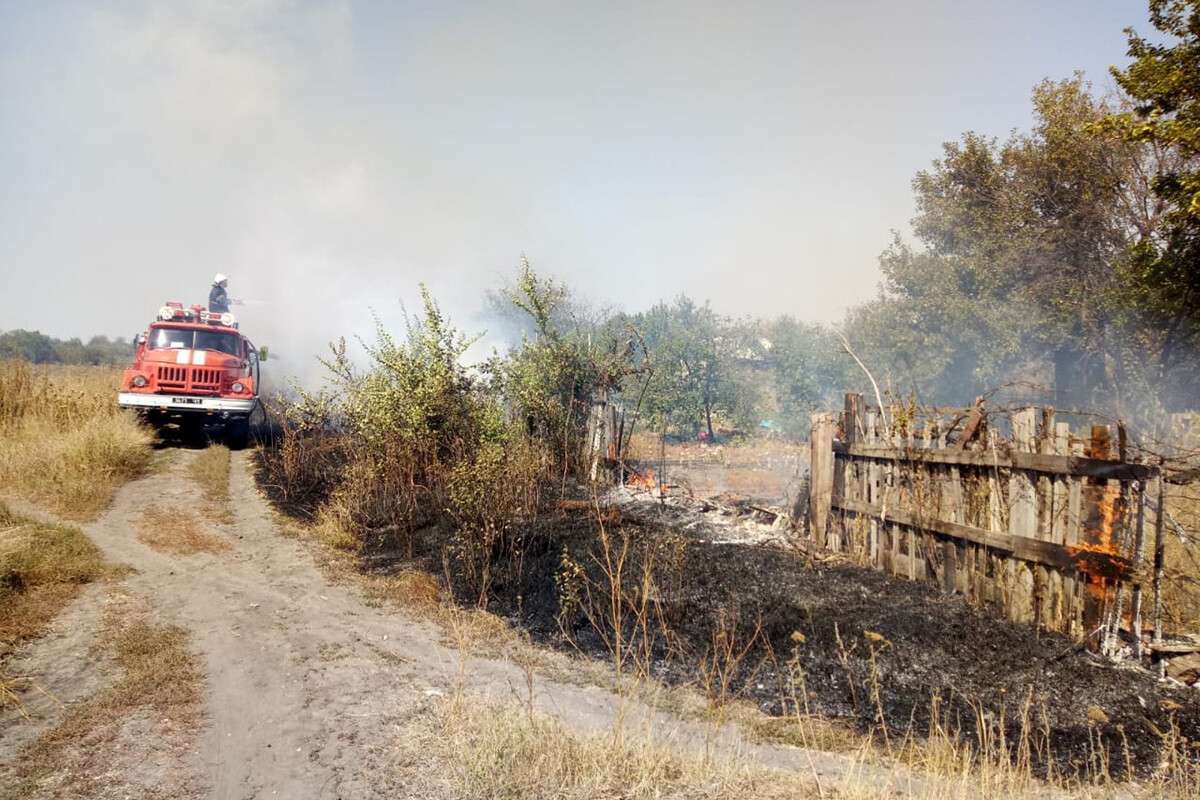 Под Днепром загорелись дома на территории дачного кооператива: фото
