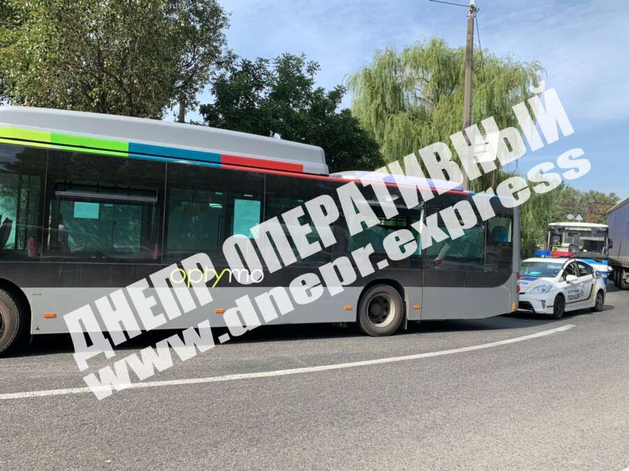 В Днепре два автобуса с пассажирами не поделили дорогу: фото